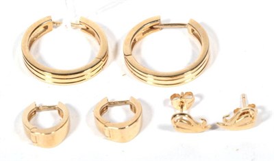 Lot 521 - Three pairs of 9 carat gold earrings, comprising two pairs of hoop earrings and a pair of ivy motif