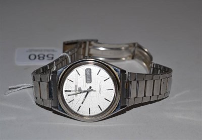 Lot 580 - A Gents Seiko 5 stainless steel automatic wristwatch with bracelet strap