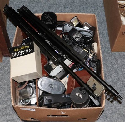 Lot 1191 - A box of assorted camera equipment