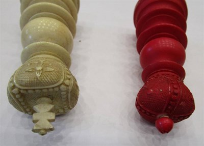 Lot 1000 - An Early 20th Century Red Stained and Natural Ivory Chess Set,  Pawns 4.5cm, Kings 9cm