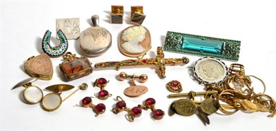 Lot 77 - Miscellaneous jewellery including scrap gold, brooches, cufflinks, lockets etc