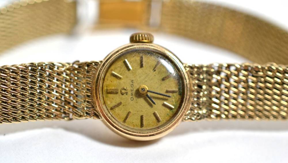 Lot 248 - A 9ct gold ladies Omega wristwatch on bracelet strap
