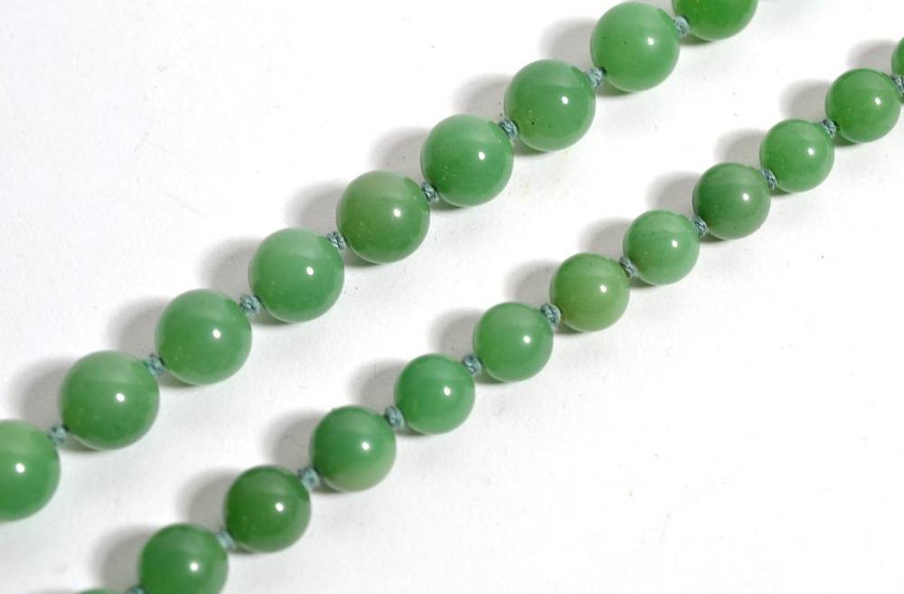 Lot 257 - A jade bead necklace