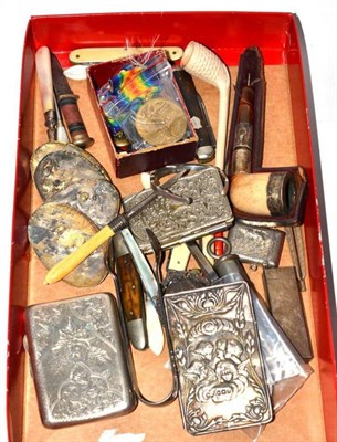 Lot 262 - Assorted silver, decorative plaques, pocket knives, cased pipe, WWI medals and badges etc (qty)