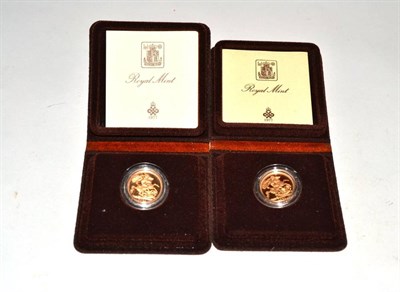 Lot 61 - Elizabeth II (1952-), gold proof Sovereigns (2), both 1981, in Royal Mint cases of issue with...