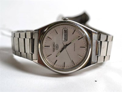 Lot 232 - A Gents Seiko 5 stainless steel automatic wristwatch with bracelet strap