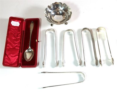 Lot 133 - A cased silver spoon, three pairs of Georgian silver sugar nips, a later pair and a plated pair and