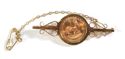 Lot 139 - A 1/10oz Krugerrand dated 1982, in a 9 carat gold brooch mount, length 4.5cm