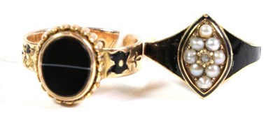 Lot 147 - A 15 carat gold agate set mourning ring, enamel damaged, inscibed to the outer shank 'Llewellin...