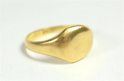 Lot 10 - A gents 18 carat gold signet ring, finger size W1/2