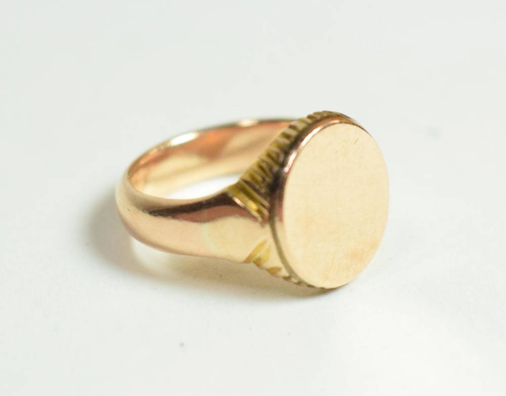 Lot 31 - A yellow metal signet ring, finger size Q1/2