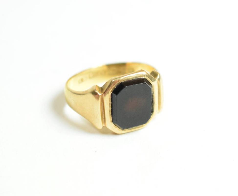 Lot 40 - A 22 carat gold hardstone signet ring, finger size L1/2