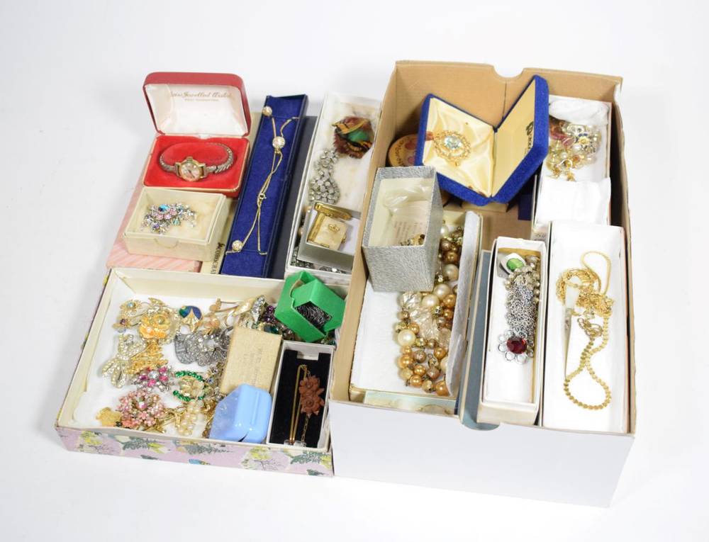 Lot 140 - A large assorted mix of costume jewellery