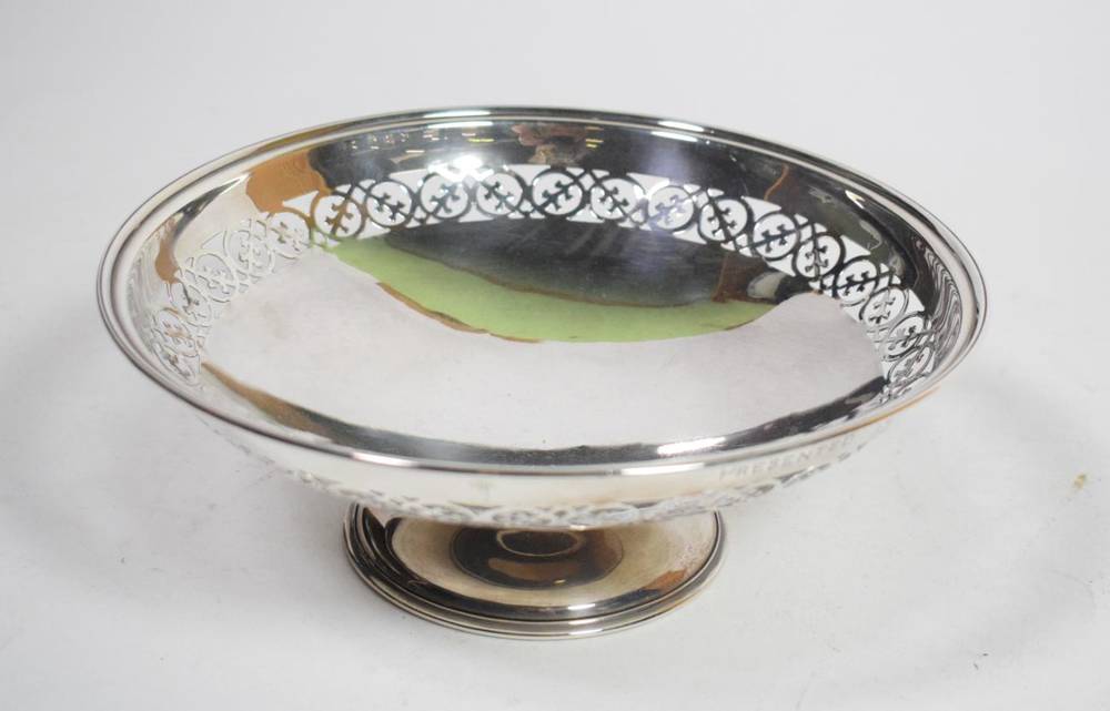 Lot 151 - A silver pedestal bowl, Barraclough & Sons, Chester 1923, with pierced border 21cm diameter, 9.5ozt