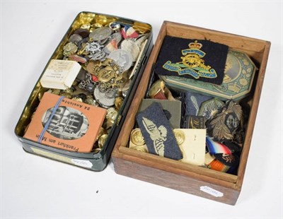 Lot 168 - An assorted mix of militaria including buttons; badges etc; various other items including pen...