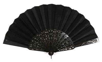 Lot 2086 - An Elegant Early 20th Century Fan, the monture of white mother-of-pearl carved and pierced,...