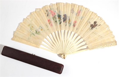Lot 2111 - An Edwardian Fan, the monture lightly carved and gilded, the design on gorge and guards...