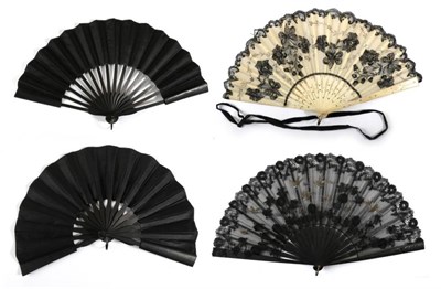 Lot 2120 - An Early 20th Century Bone Fan, mounted with a cream double gauze leaf and applied with black...