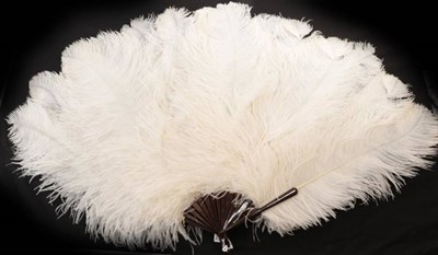 Lot 2142 - An Early 20th Century White Ostrich Feather Fan, the extravagant length of the feathers giving...