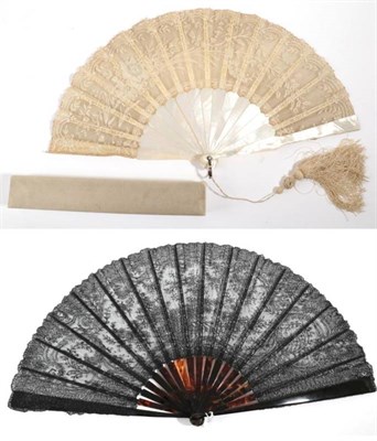 Lot 2157 - A Late 19th Century Brussels Bobbin Applique Lace Fan, backed with cream gauze and mounted on white