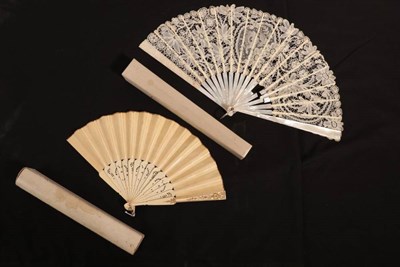 Lot 2162 - An Early 20th Century Brussels Mixed Lace Fan, the leaf mounted on white mother of pearl, the upper