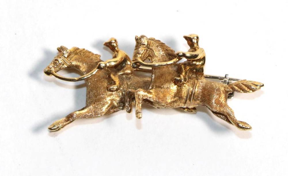 Lot 23 - An 18 carat gold brooch modelled as two horses, stamped 'ITALY', length 4cm