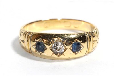 Lot 30 - A late Victorian/Edwardian diamond and sapphire three stone ring, finger size O