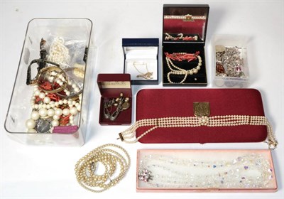 Lot 386 - A quantity of assorted costume jewellery and watches