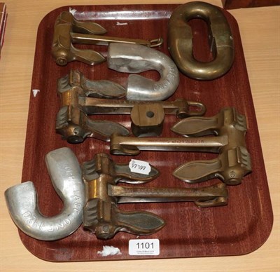 Lot 1101 - A collection of mini anchors and chain