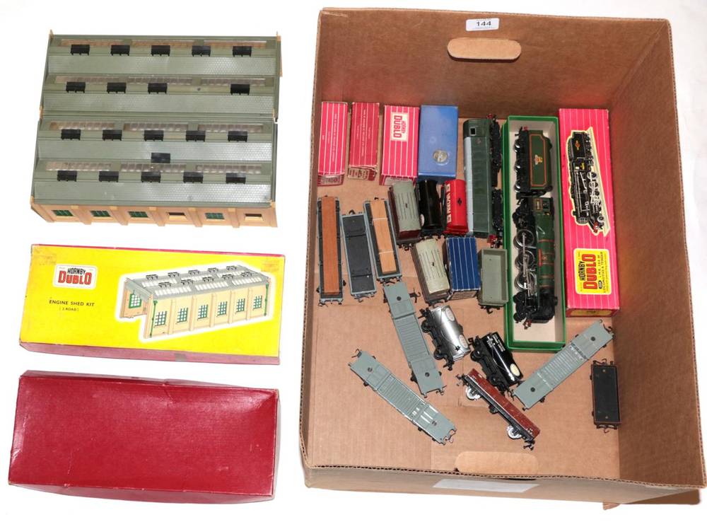 Lot 144 - Hornby Dublo 2-Rail Locomotives, Rolling Stock And Other Items 2224 2-8-0 Class 8F BR 48073...