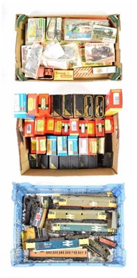Lot 250 - Hornby, Airfix, Farish And Others A Collection Of Assorted Coaches And Wagons 35 models (all boxed)