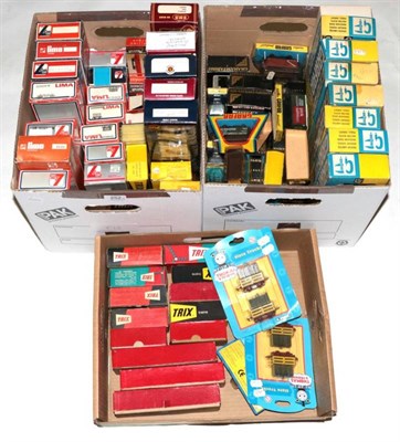 Lot 252 - Lima, Trix, Farish OO Gauge And Others A Collection Of 80 Assorted Wagons (all boxed)