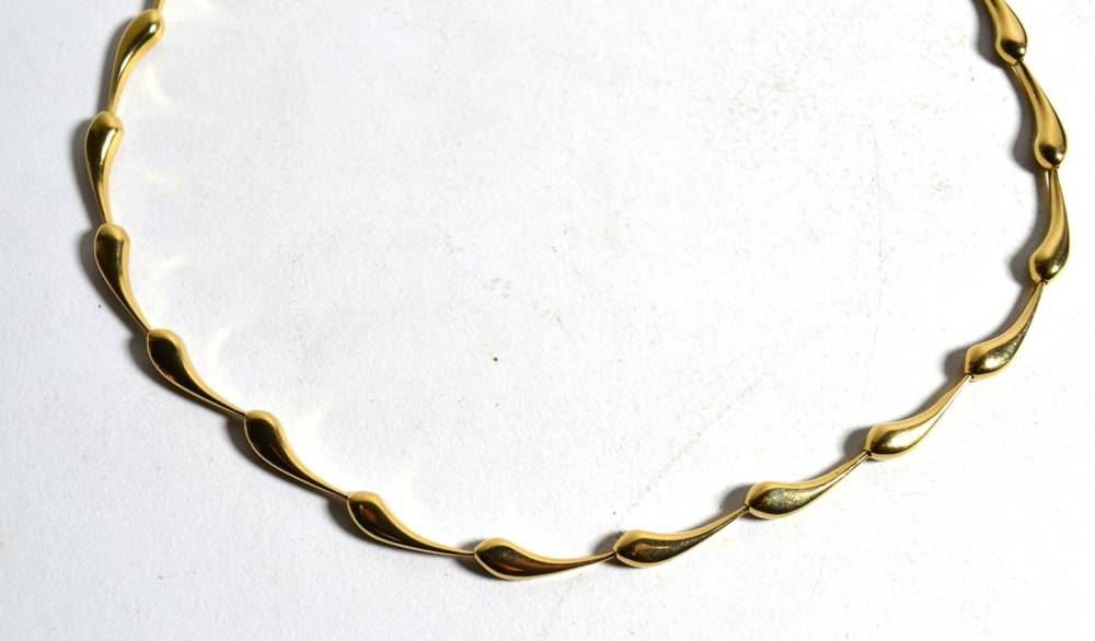Lot 17 - A 9 carat gold necklace comprising of teardrop links, length 41cm