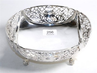 Lot 256 - A pierced silver bowl, Sheffield 1971, on four scroll supports