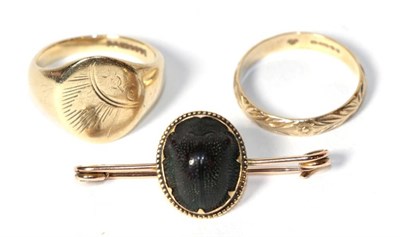 Lot 204 - A 9 carat gold signet ring; an Edwardian scarab brooch; and a 9 carat gold band ring