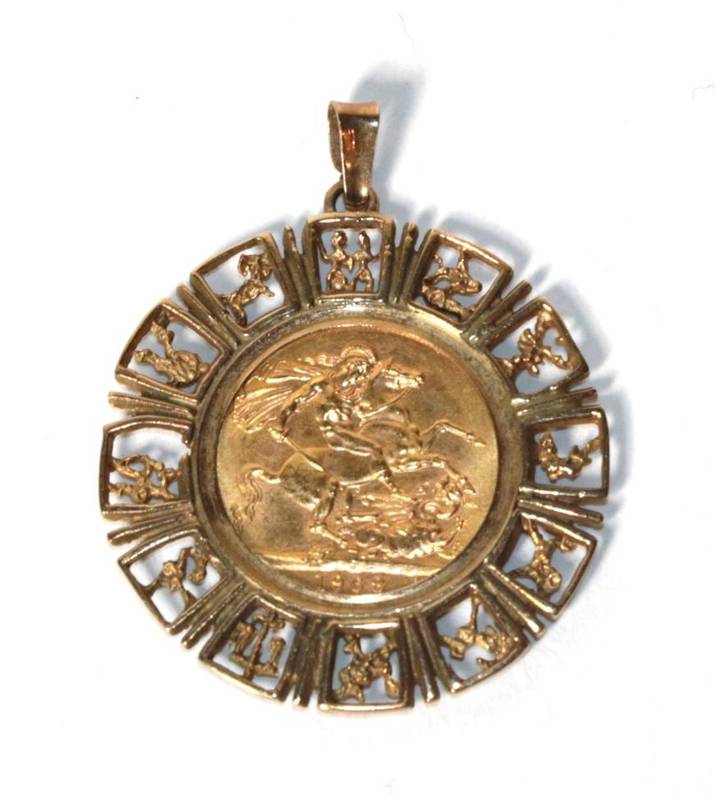Lot 278 - A 1968 gold sovereign, in a 9 carat gold pendant mount, measures 3.5cm diameter
