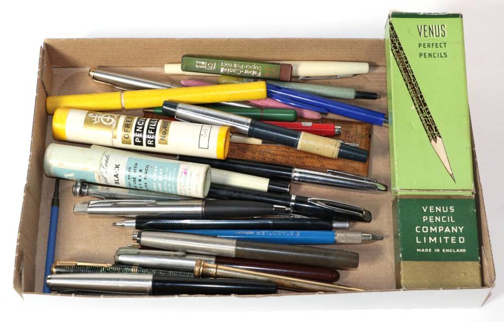 Lot 423 - An Eversharp rolled gold propelling pencil, a Parker Vacumatic fountain pen nib stamped 14k,...