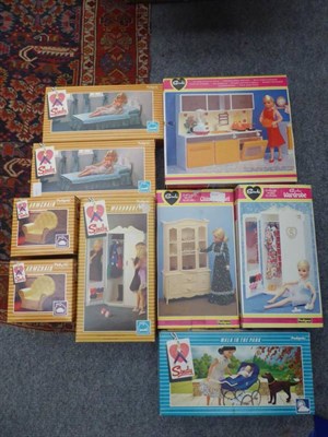 Lot 1067 - A quantity of Sindy toys (boxed)