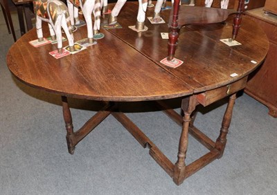 Lot 1217 - An early 18th century oak drop leaf dining table
