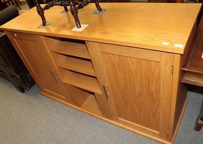 Lot 1271 - An oak TV cabinet (modern)