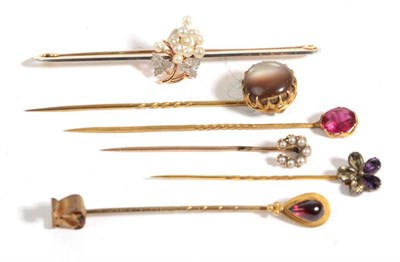 Lot 32 - An Early 20th Century Seed Pearl Bar Brooch, with seed pearl grape motif centrally, length...