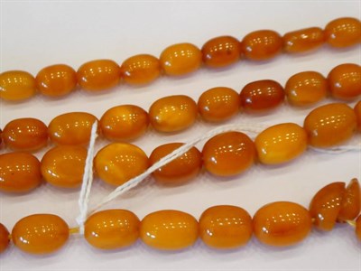 Lot 36 - An Amber Coloured Necklace, graduated polished beads of varying degrees of opacity and colour, from