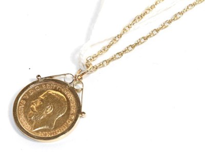Lot 94 - A 1918 half sovereign, loose mounted in a 9 carat gold pendant mount with chain