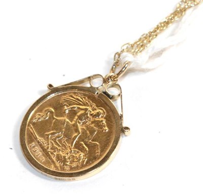 Lot 94 - A 1918 half sovereign, loose mounted in a 9 carat gold pendant mount with chain