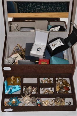 Lot 370 - A quantity of costume jewellery including brooches, rings, necklaces, earrings etc