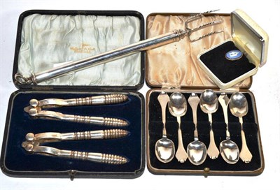 Lot 372 - An Edwardian silver telescopic toasting fork; a set of six silver trefid teaspoons; a pair of...