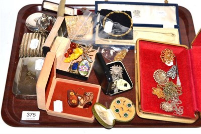 Lot 375 - A collection of assorted jewellery including a 9 carat gold gem set ring; two trace link...