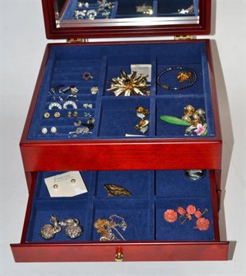 Lot 376 - A jewellery box and contents