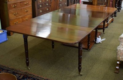 Lot 1417 - An extending dining table