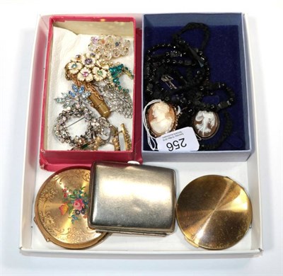 Lot 256 - Assorted jewellery, to include two cameo brooches; a riding crop brooch; assorted costume brooches